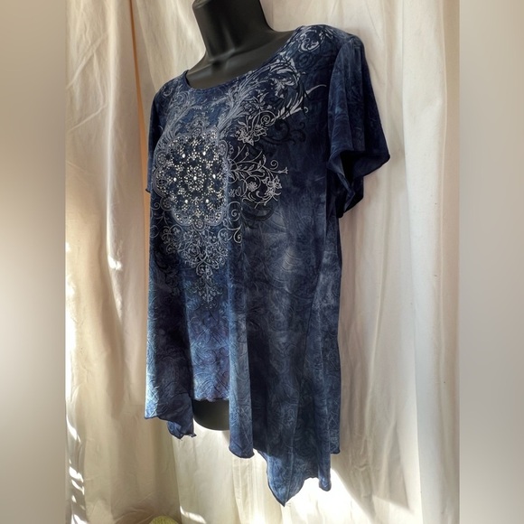 DB Women's Sz L Batik Blue Embellished Off Sides Short Sleeve Blouse - Picture 3 of 6